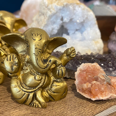 sitzender Ganesha vor einem Amethyst 