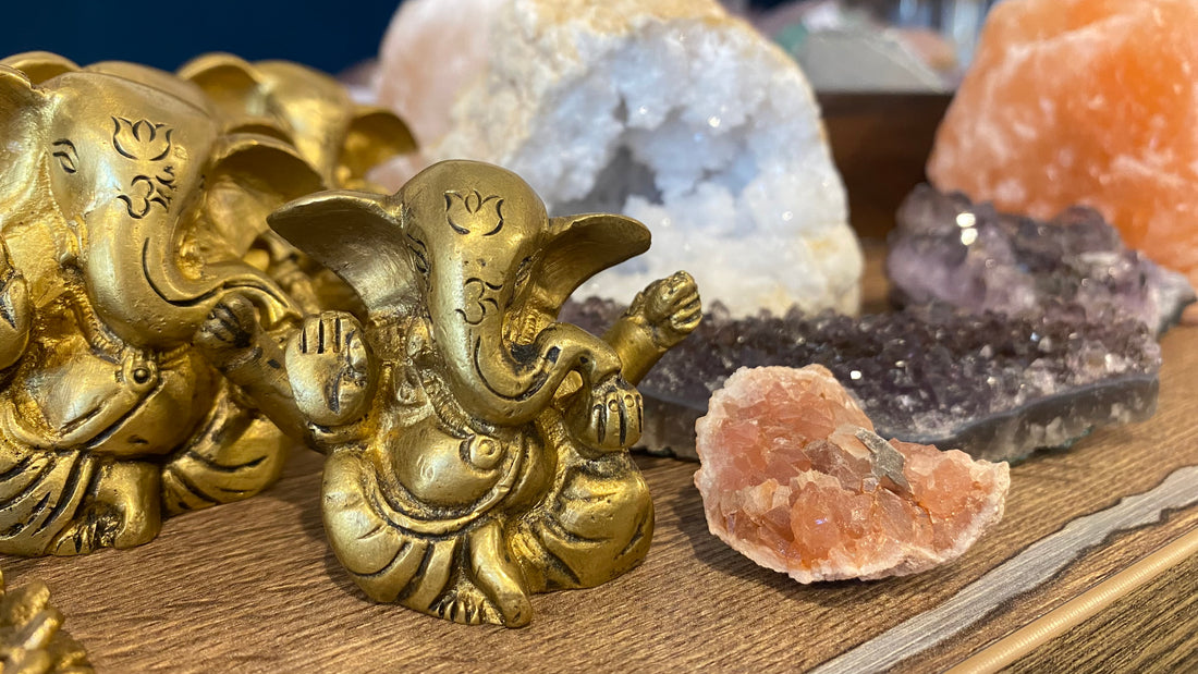  sitzender Ganesha vor einem Amethyst 