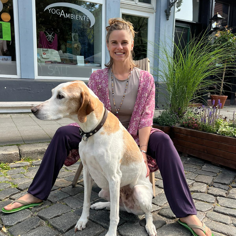 Yvonne im Yoga Outfit mit Ladenhund Toni