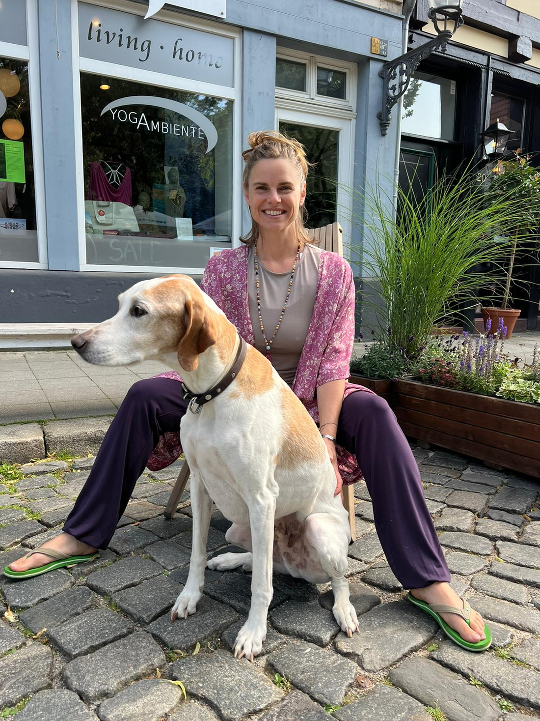  Yvonne im Yoga Outfit mit Ladenhund Toni