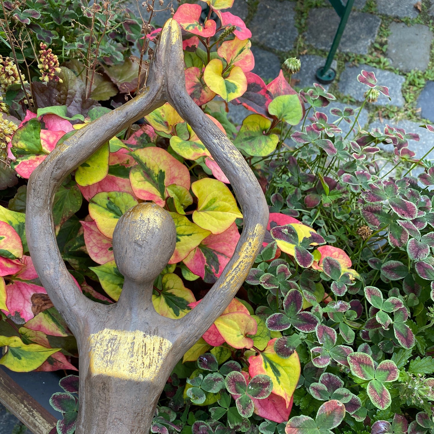 Figur aus Kunstharz mit erhobenen, zusammengeführten Händen mit goldfinish
