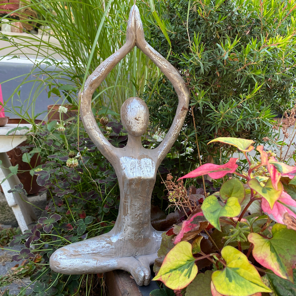 
                  
                    Sitzende Figur mit erhobenen, zusammengeführten Händen mit silberfinish
                  
                