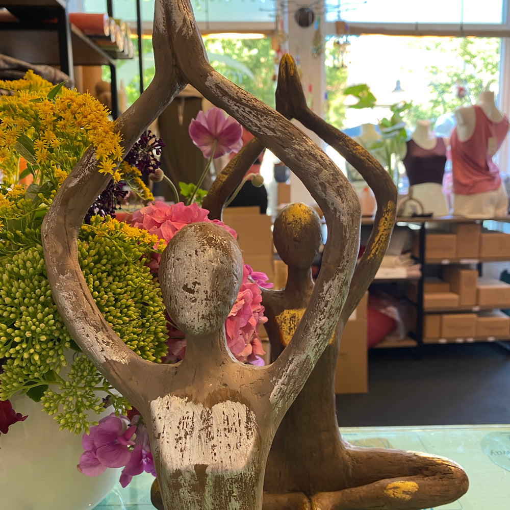 Sitzende Figuren mit erhobenen Händen in gold und silber
