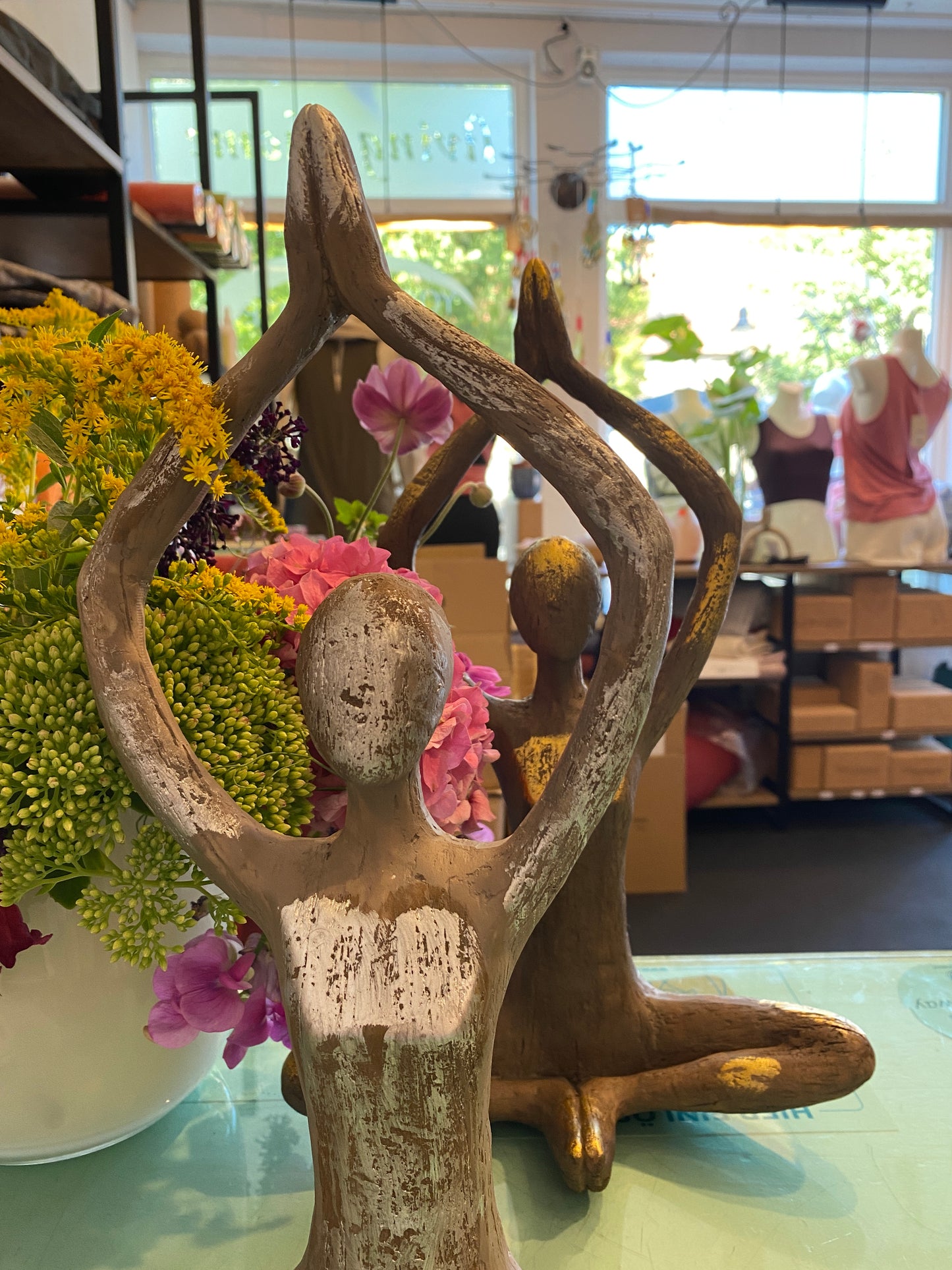 Sitzende Figuren mit erhobenen Händen in gold und silber
