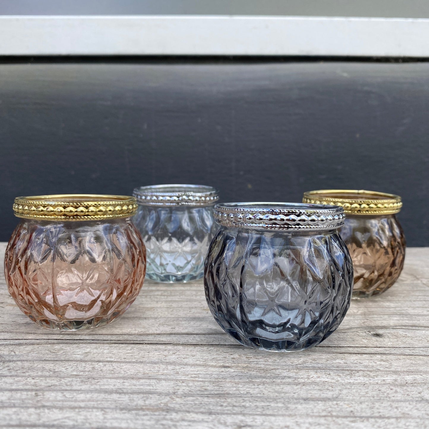 kleine Glasteelichthalter in verschiedenen Farben und goldenen und silbernen Rand