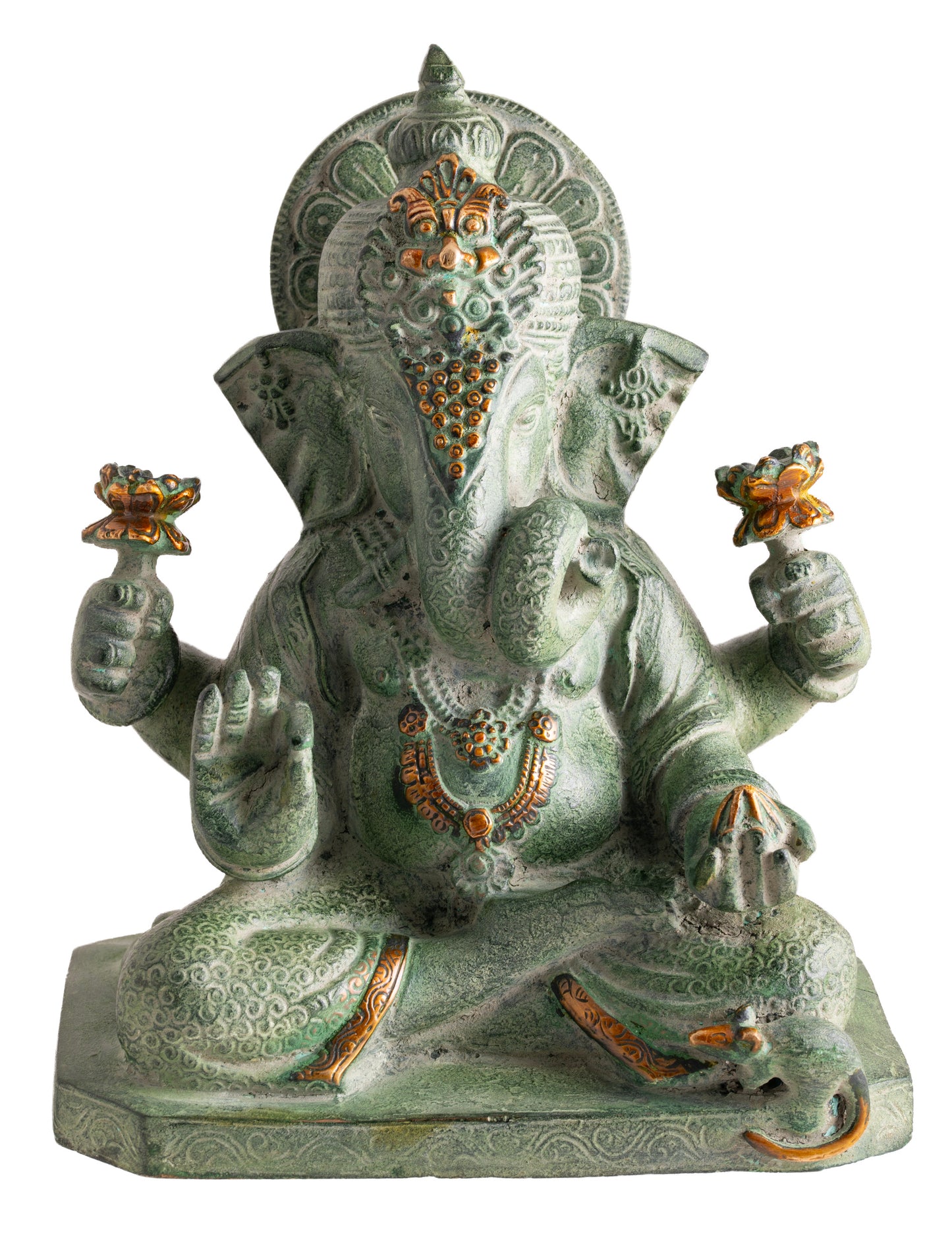 Buddhistischer Gott Ganesha mi Elefantenkopf im Schneidersitz, vier Armen die Gaben halten und einer kleinen Maus am Fuss