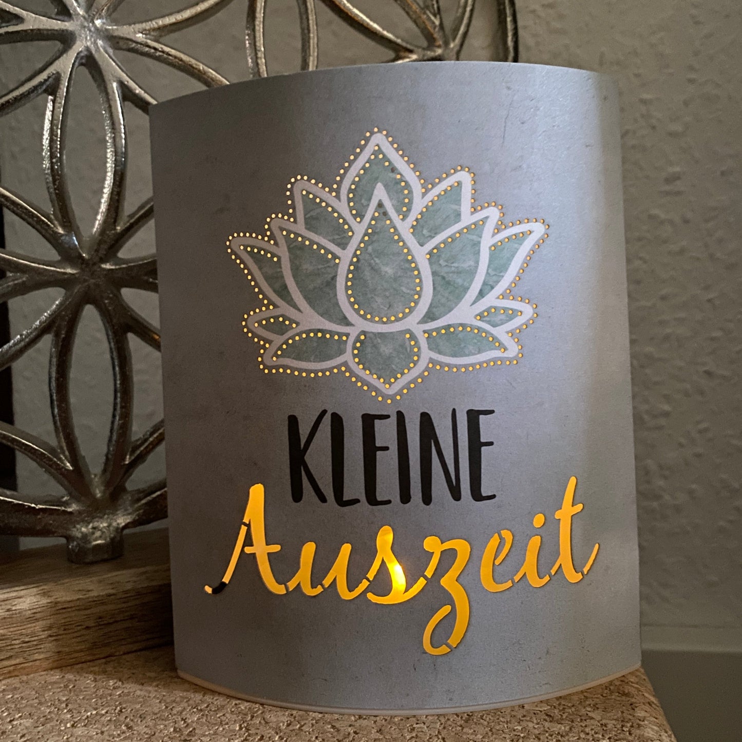 Kleine LED Leuchte aus Papier und Kunststoff  mit Lotus und Aufschrift "Kleine Auszeit"