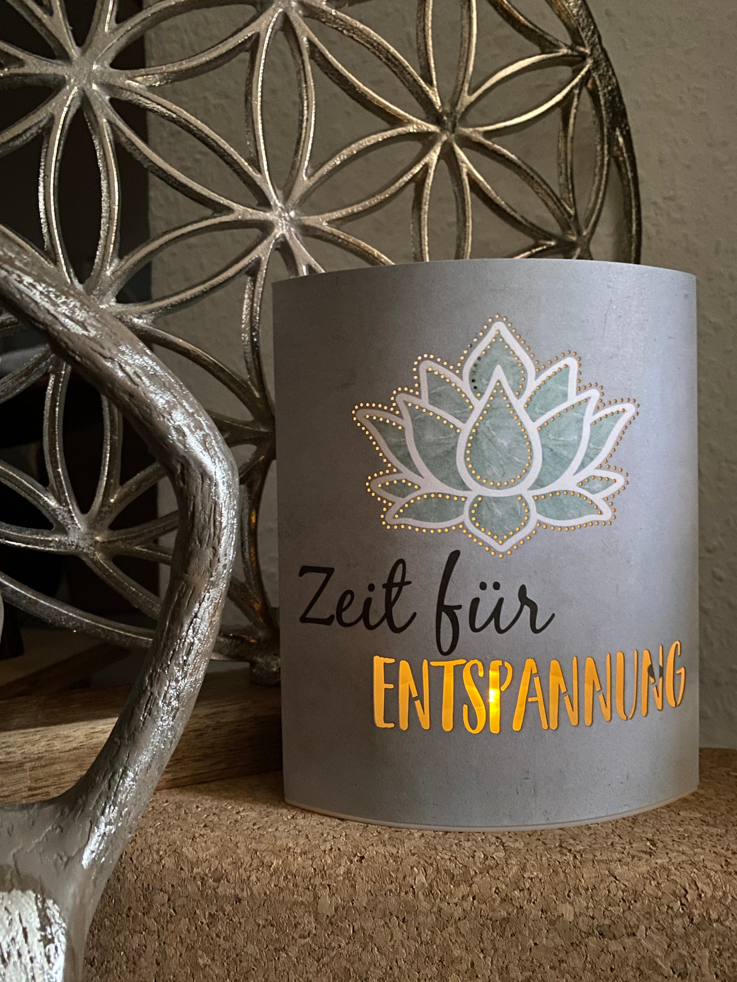 LED Leuchte aus Papier und Kunststoff  mit Lotus und Aufschrift "Zeit für Entspannug"