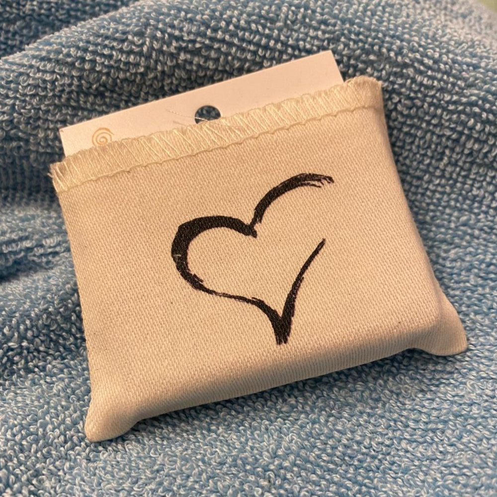 
                  
                    Kleiner Stoffbeutel mit schwarzer Herz Silhouette bedruckt und einer kleinen Seife innen verstaut
                  
                