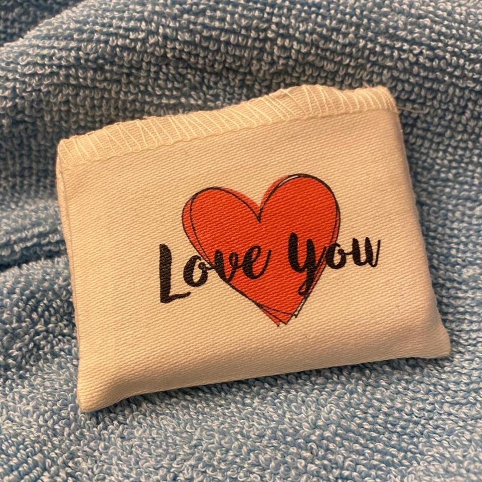 
                  
                    Kleiner Stoffbeutel mit rotem Herz und dem Schriftzug "Love you" bedruckt und einer kleinen Seife innen verstaut
                  
                