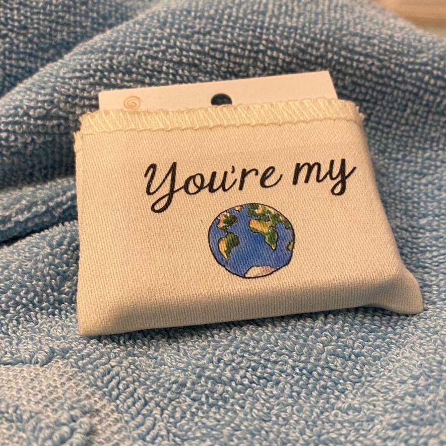 
                  
                    Kleiner Stoffbeutel mit "You're my" Schriftzug und einer bunten Welt bedruckt, gefüllt mit einer kleinen Seife
                  
                