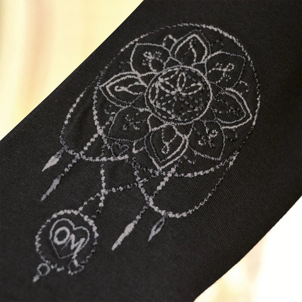 
                  
                    Bestickungsdetail in grau-silber des Ärmels in Traumfängerform
                  
                