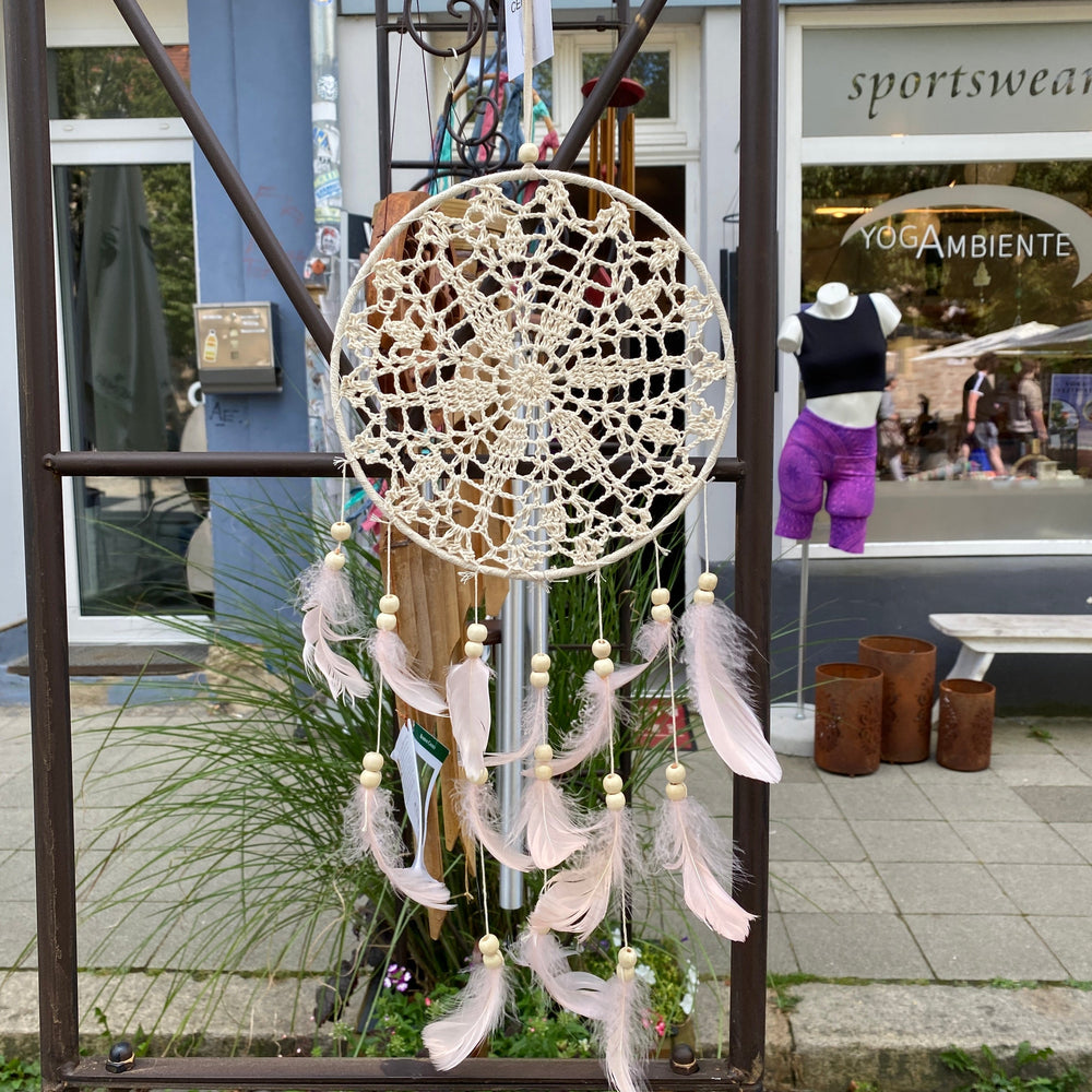 
                  
                    Traumfaenger mit naturfarbenen Makrame und rosa Federn 
                  
                