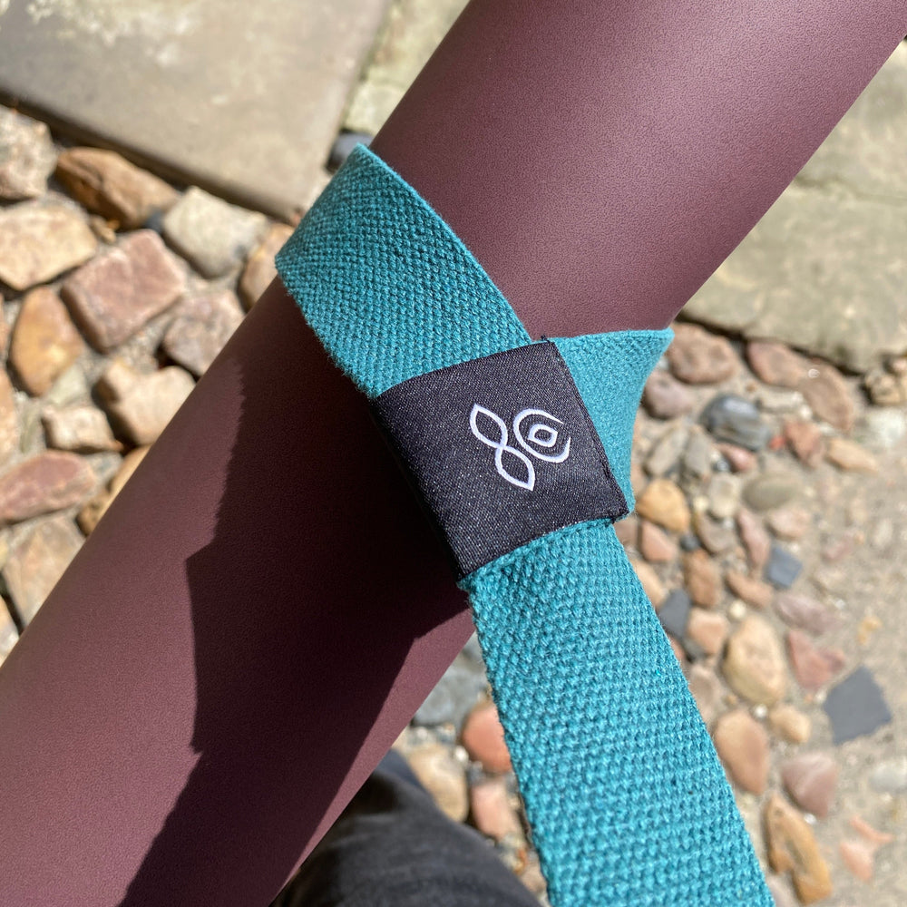 
                  
                    Schlinge des Yogagurtes, welches sich um die Matte festzieht und sie somit festhält.
                  
                