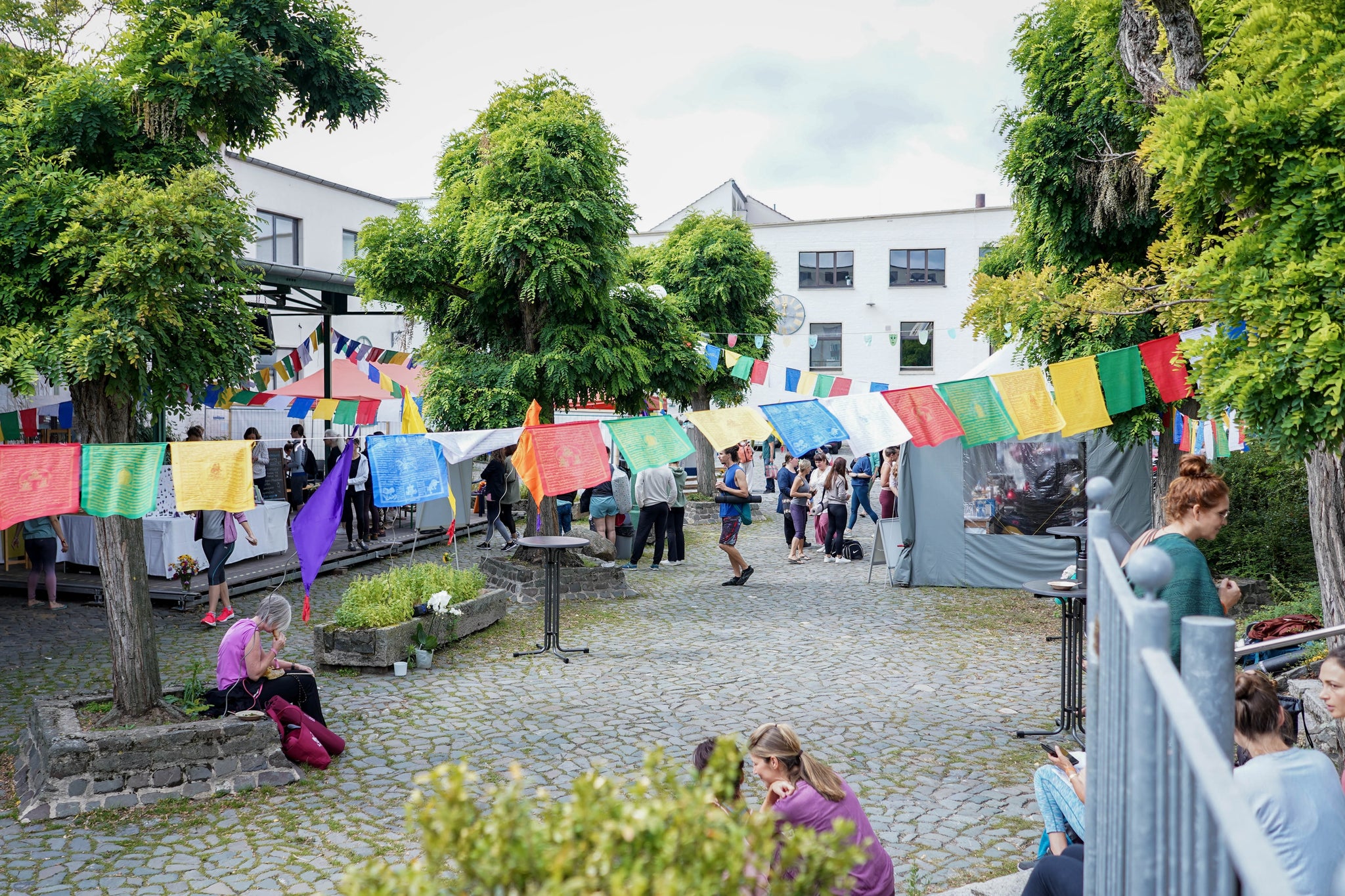 Entspannte Festival Atmosphäre auf dem Schimmelhof mit Besuchern