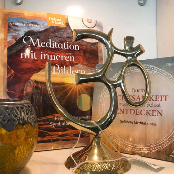 OM-Zeichen stehend