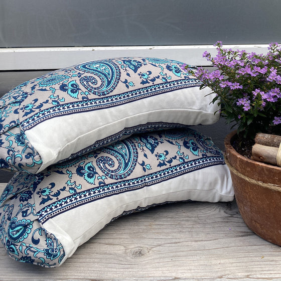 FAIRTRADE Meditationskissen Halbmond Blockprint